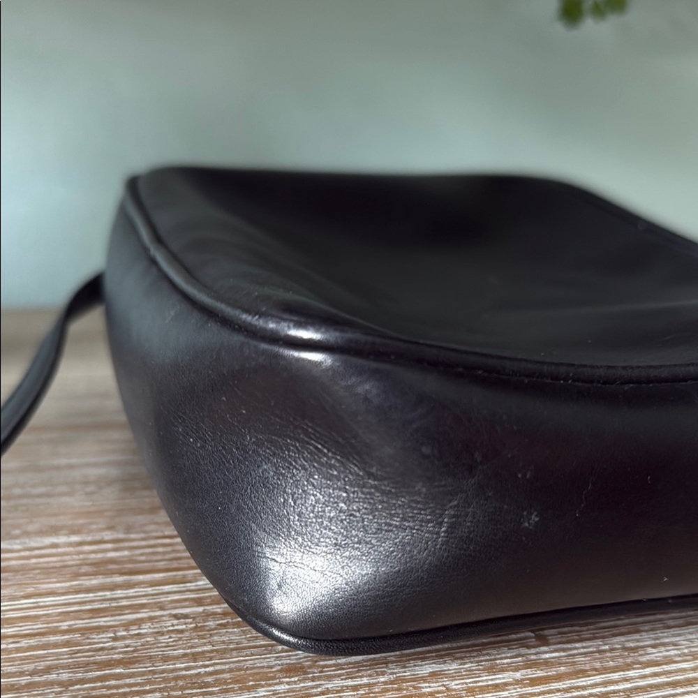 Gucci Black Leather vintage crossbody Bag with Gold-Tone Hardware - Picture 7 of 15